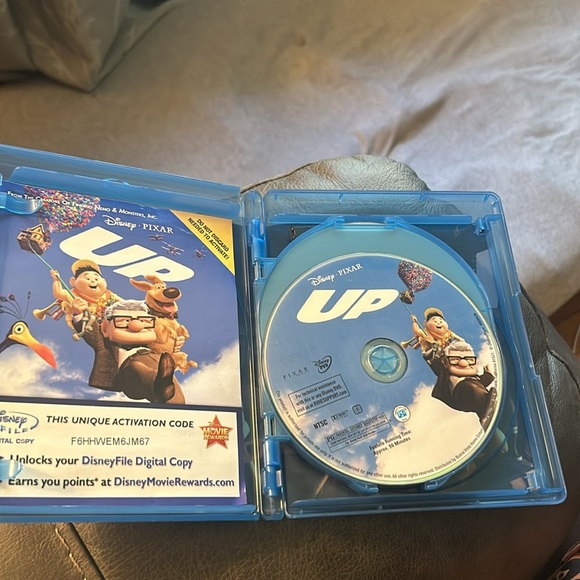 Up by Pixar blu ray and DVD - Picture 3 of 3